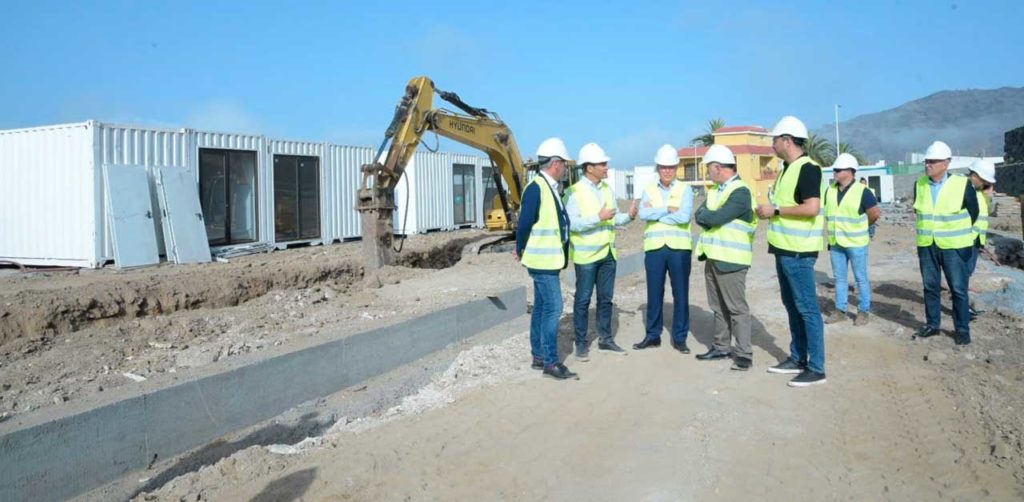 Ángel Víctor Torres (4º por la izquierda) en la visita a las obras de instalación de viviendas modulares en Los Llanos de Aridane.