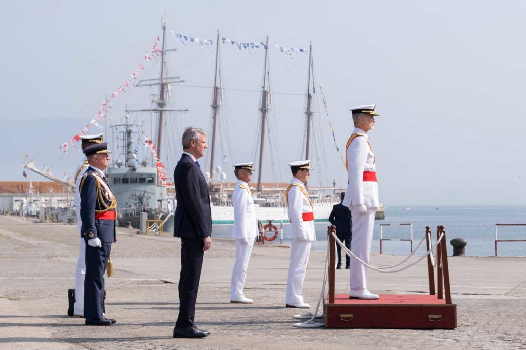 Alfonso Rueda acompañó al Rey Felipe VI en la entrega de despachos en la Escuela Naval Militar de Marín.