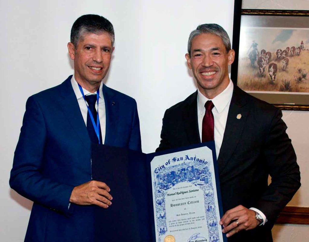 Manuel Rodríguez Santana recibió el título de Hijo Honorable de San Antonio de manos de su alcalde, Ron Nirenberg.