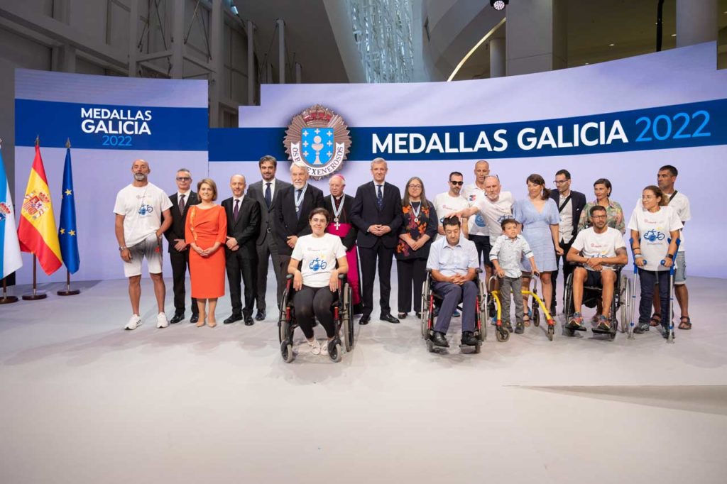 El presidente Rueda y el vicepresidente Diego Calvo posan con los galardonados con la Medalla de Oro de Galicia.