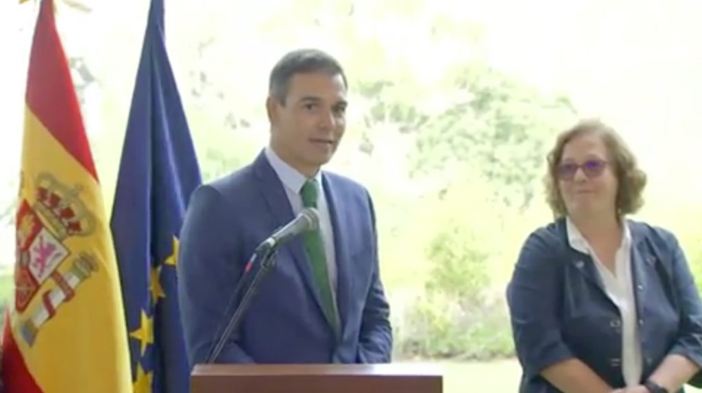 El presidente del Gobierno, Pedro Sánchez, y la embajadora de España en Ecuador, Elena Madrazo Hegewisch, en una captura de pantalla durante su encuentro con la colonia.