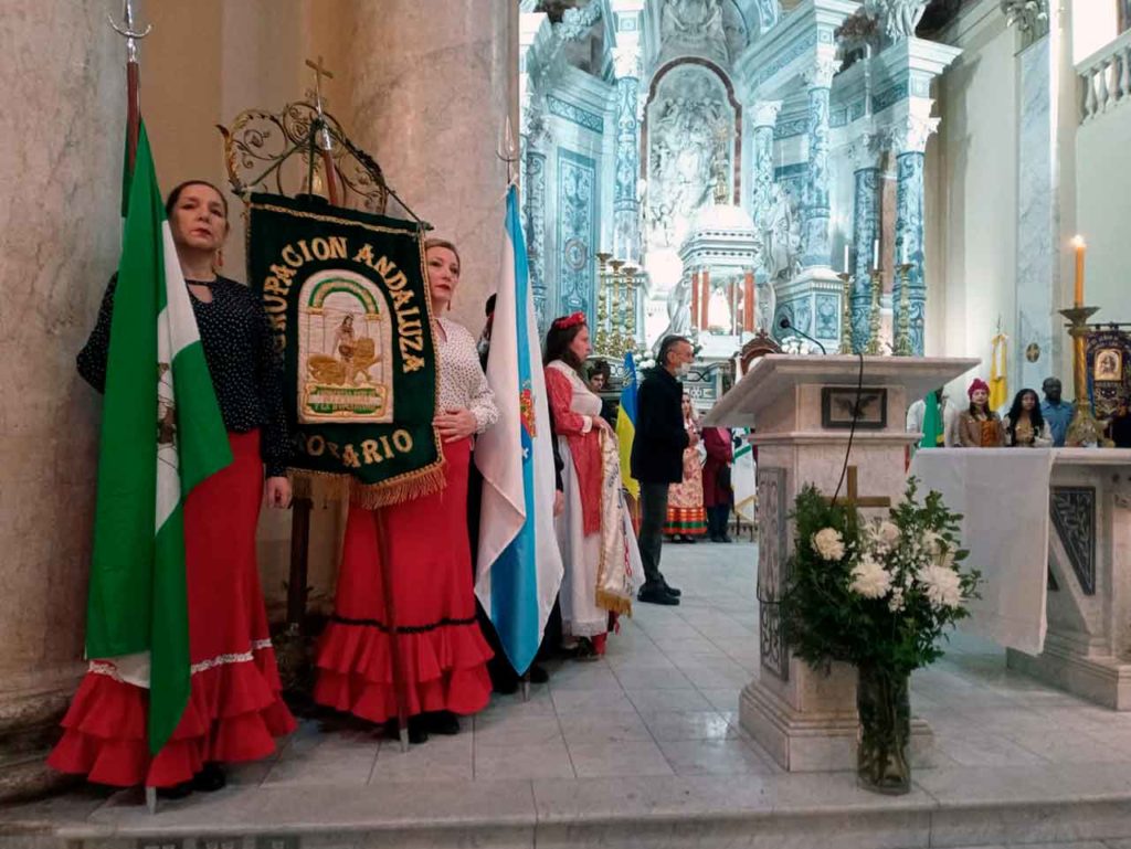 Representantes de la Agrupación Andaluza de Rosario en la misa celebrada en la catedral.