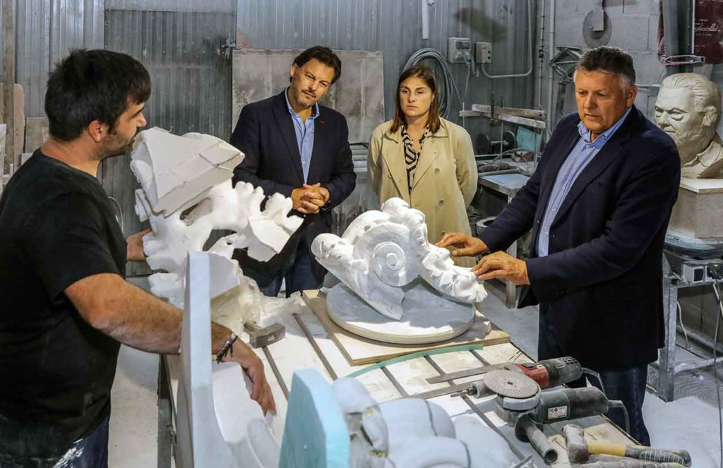 Francisco Castro muestra a Antonio Rodríguez Miranda y a Telmo Martín algunos de los trabajos que realiza.