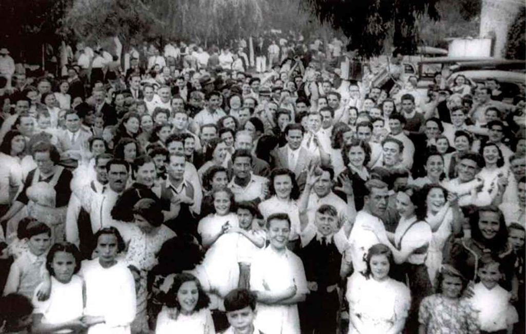 Encuentro de emigrantes en 1963 en el emblemático Campo Corcubión, distintivo de la ABC del Partido de Corcubión.