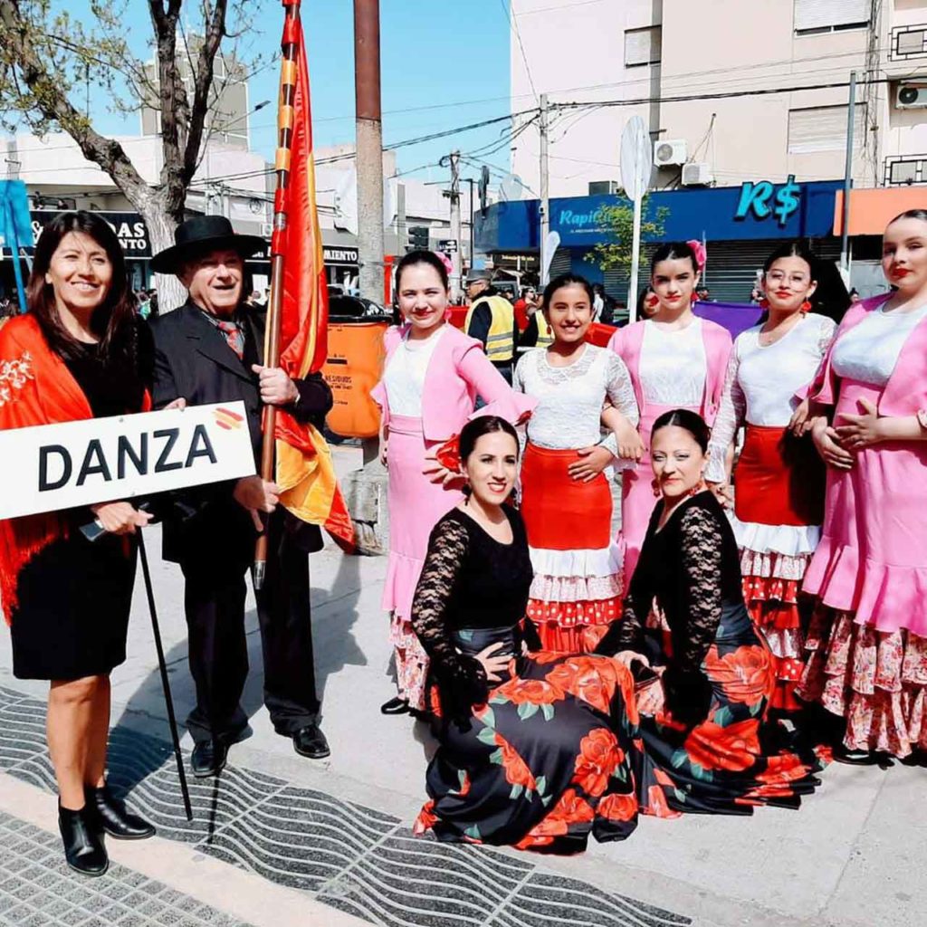 Las jóvenes del grupo de danza de la Asociación Española de Neuquén.