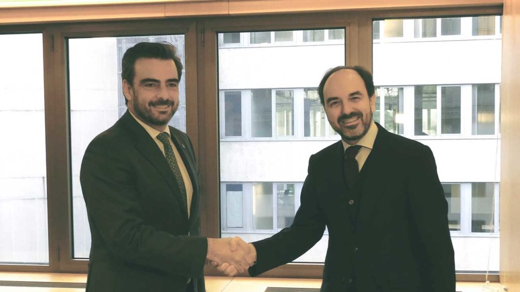 El vicepresidente segundo de la Xunta, Diego Calvo, saluda a Marcos Alonso, embajador y representante permanente de España ante la Unión Europea. 
