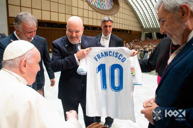 El Papa recibió una camiseta del equipo de fútbol con su nombre impreso.