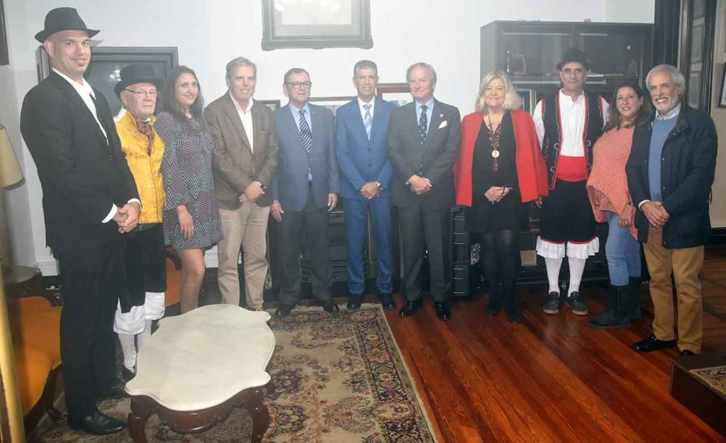 En el centro, Manuel Rodríguez Santana, a su izquierda el embajador Gómez-Llera y otras autoridades y artistas canarios.