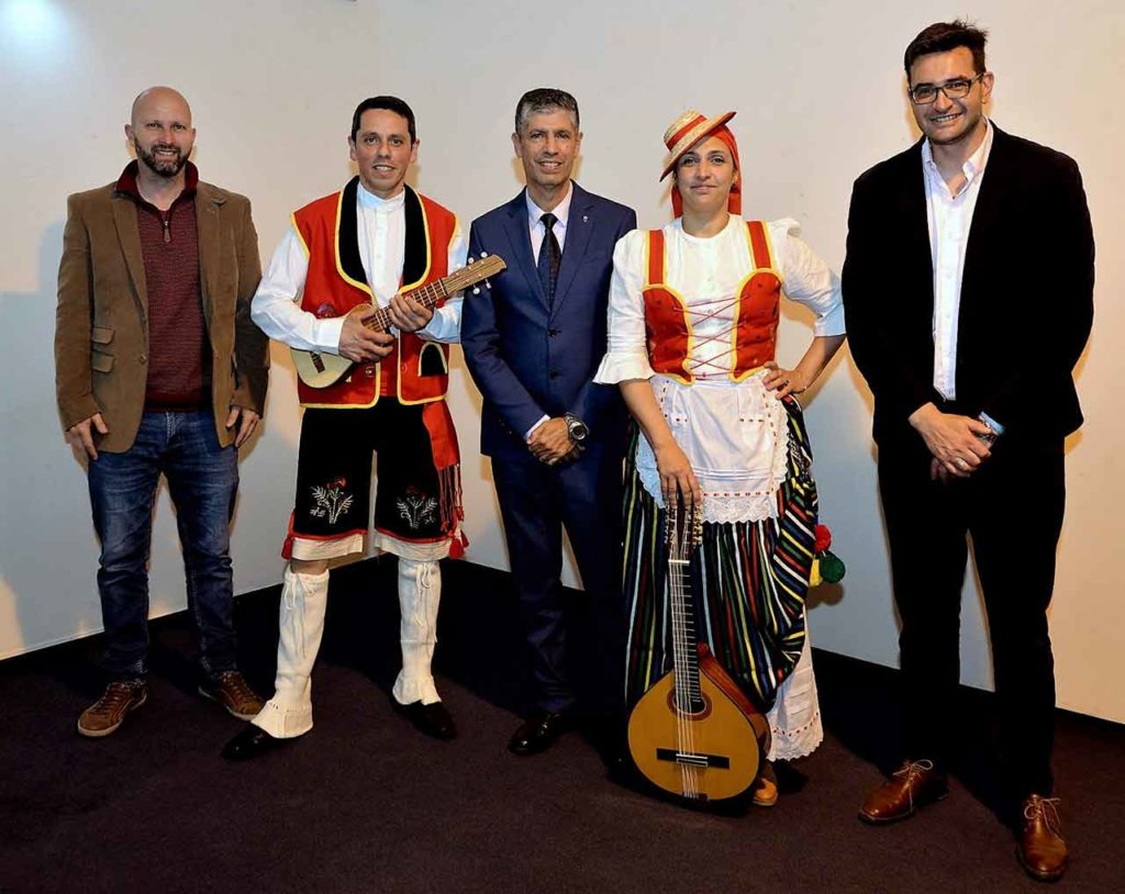Manuel Rodríguez Santana, centro, con representantes de los grupos canarios, el director de Cultura de la Intendencia de Canelones, Sergio Machín, y el secretario de Relaciones Internacionales, Martín Clavijo.