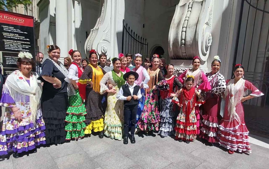 Coro y grupo de baile del Centro Cultural Andalucía de Buenos Aires en la entrada de la Iglesia de San Ignacio de Loyola.
