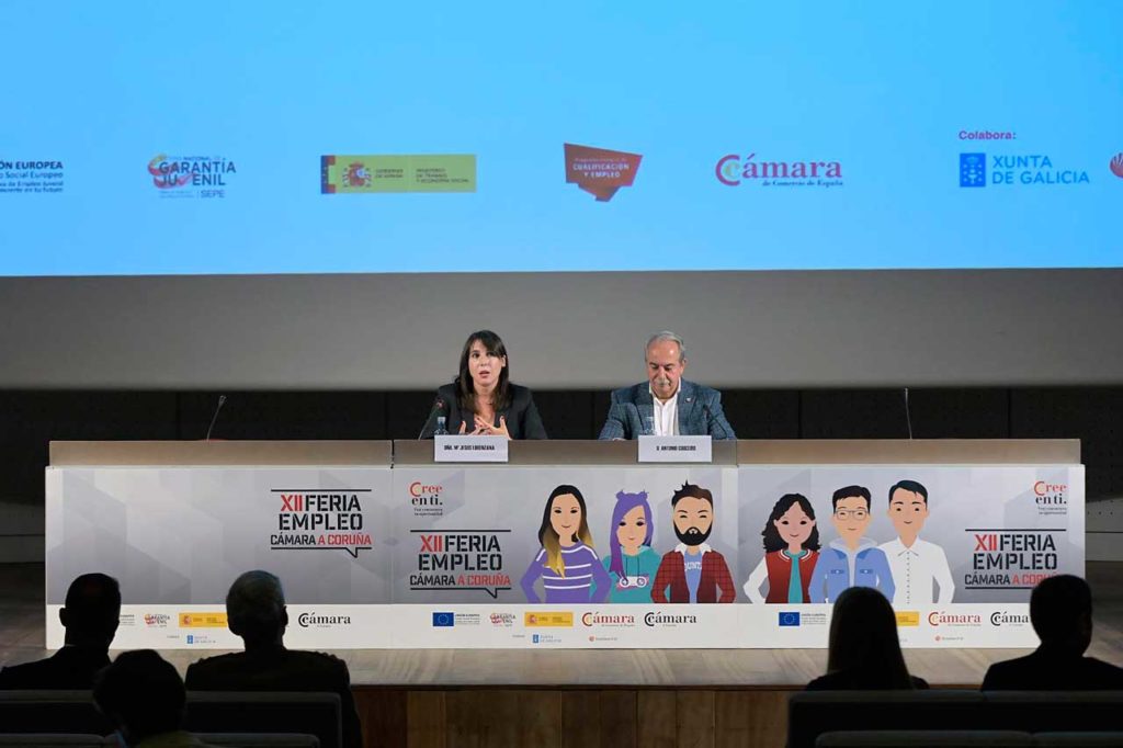 La conselleira de Promoción do Emprego e Igualdade, María Jesús Lorenzana, en A Coruña, en la XII Feria de Empleo de la Cámara de Comercio.