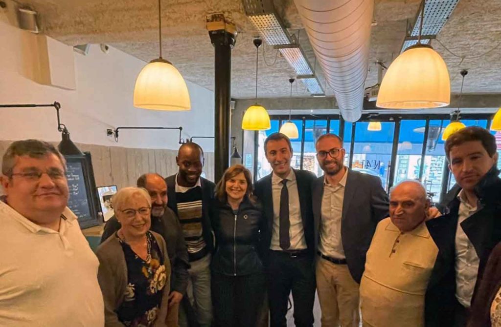 Pilar Cancela con los miembros de la agrupación del PSOE París.