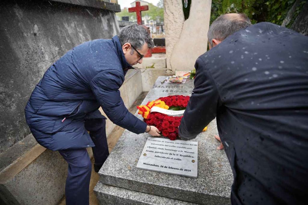 Félix Bolaños, izquierda, depositó una corona de flores en la tumba de Manuel Azaña.