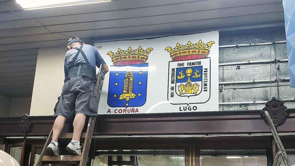 Desmontando los escudos de las cuatro provincias gallegas de la que fue sede central de Casa de Galicia de Montevideo.