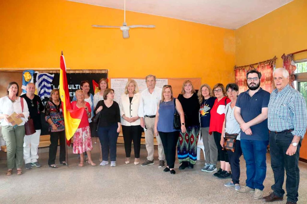 Los miembros del CRE y la cónsul con directivos del Centro Español de Tacuarembó.