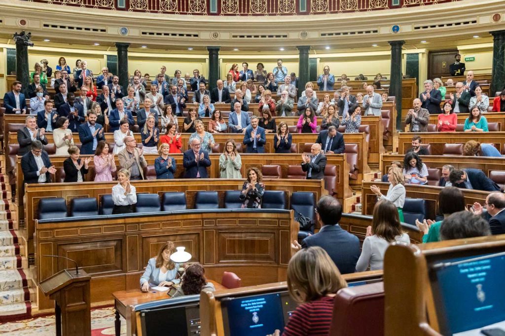 Miembros del Gobierno, del PSOE y de Unidas Podemos aplauden tras el debate y votación de las enmiendas a la totalidad de los Presupuestos a los que no asistió Pedro Sánchez.