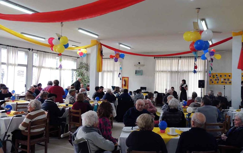 Actividad para los residentes en el Hogar Español de ancianos de Montevideo.