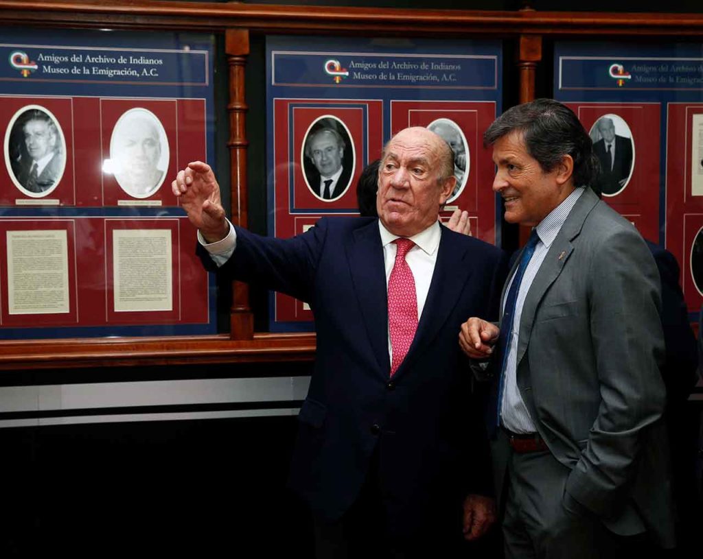Imagen de archivo de Antonio Suárez Gutiérrez acompañando al ex presidente del Principado, Javier Fernández, en una visita que realizó al Archivo de Indianos de Colombres en 2017.