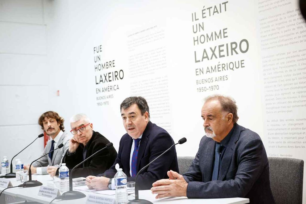 El conselleiro Román Rodríguez durante la presentación de la muestra en el Instituto Cervantes de París.
