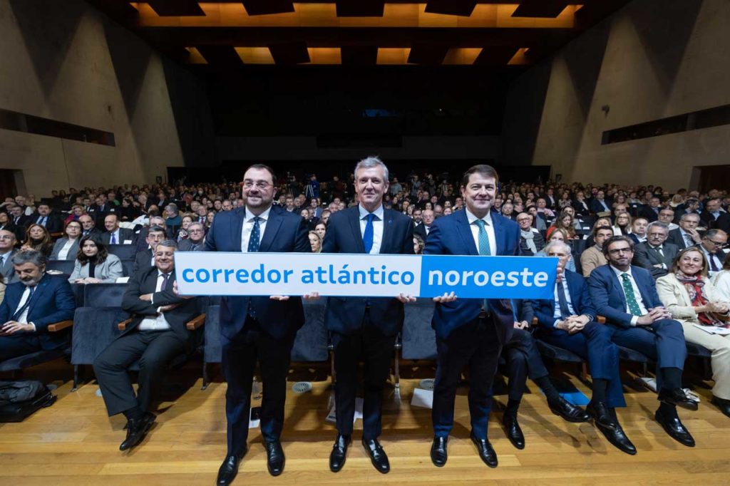 Los presidentes Adrián Barbón (Asturias), Alfonso Rueda (Galicia) y Alfonso Fernández Mañueco (Castilla y León), en el encuentro de Santiago.