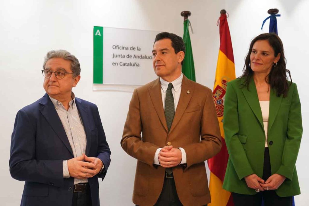 Enric Millo, Juanma Moreno y Esperanza García en la nueva Delegación de Andalucía en Cataluña.