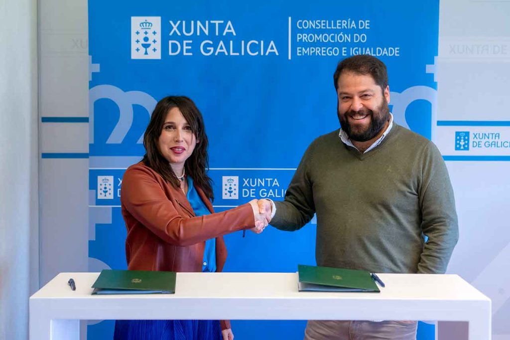 María Jesús Lorenzana y Luciano Covelo tras la firma del convenio.