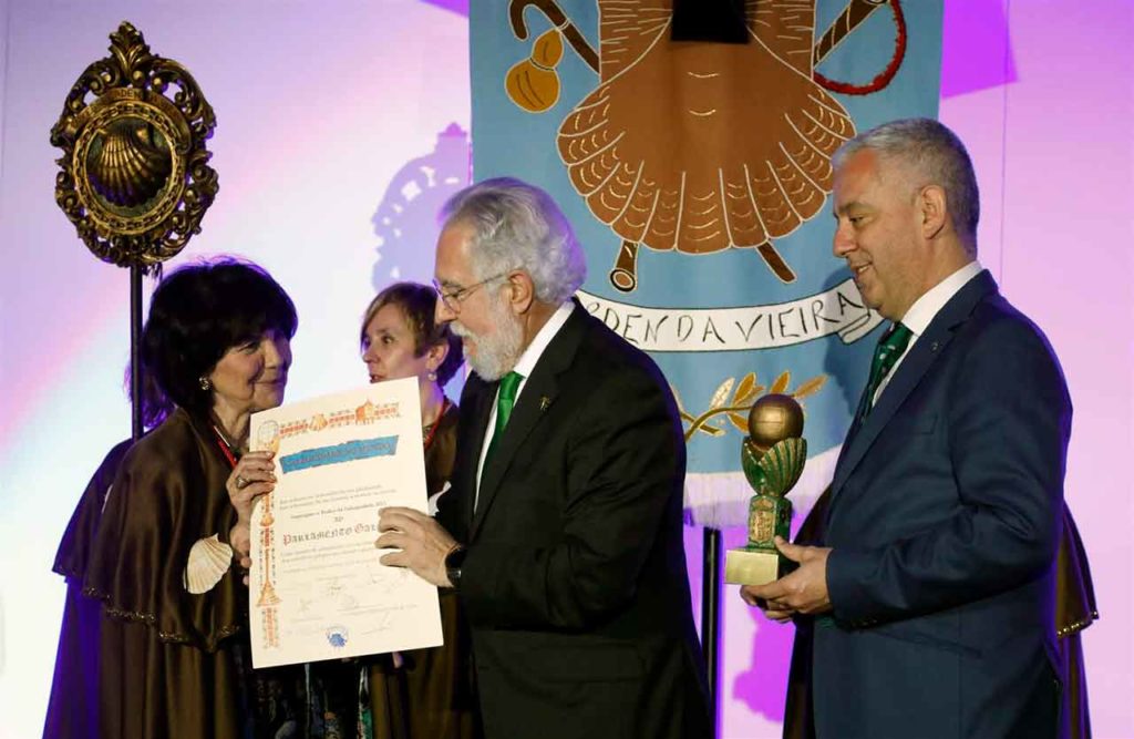 Miguel Santalices recibió el Trofeo Galleguidad de la Orden de la Vieira.