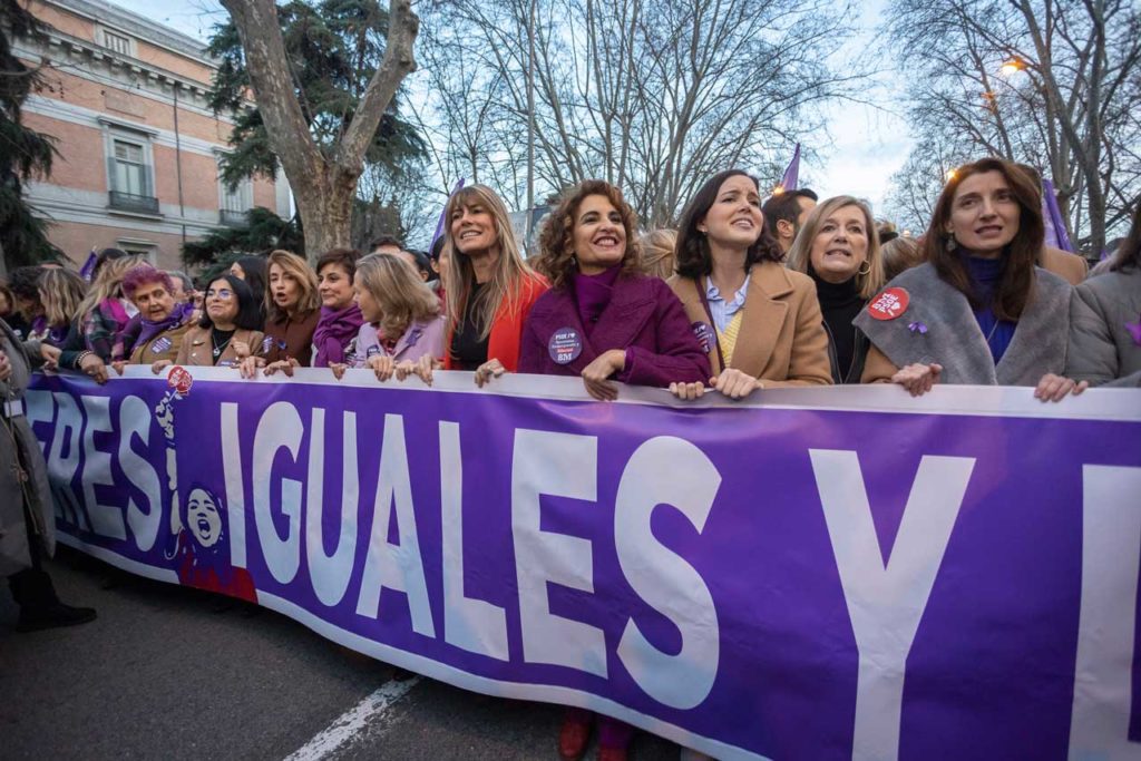 Ministras y dirigentes del PSOE en una de las cabeceras de la manifestación del 8-M.