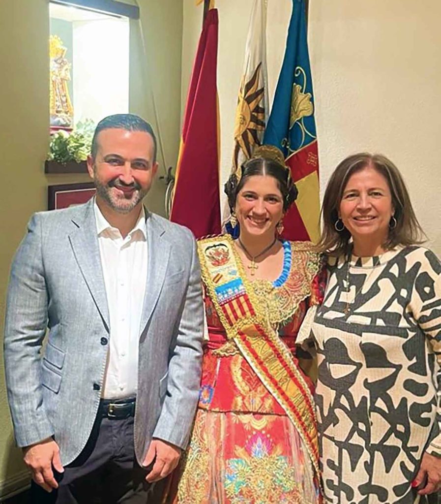El embajador Santiago Jiménez Martín, la fallera mayor Francesca Motta y la presidente de la Asociación, Sandra Dotta.