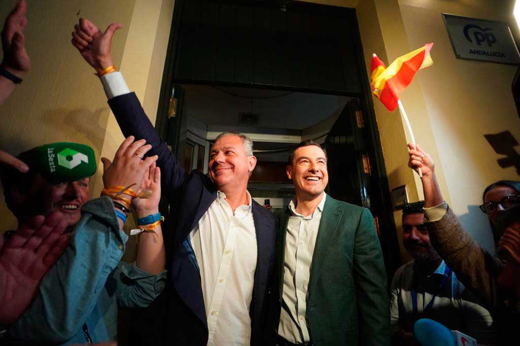 El presidente de la Junta y del PP de Andalucía, Juan Manuel Moreno, celebra la victoria en Sevilla con el candidato, José Luis Sanz.