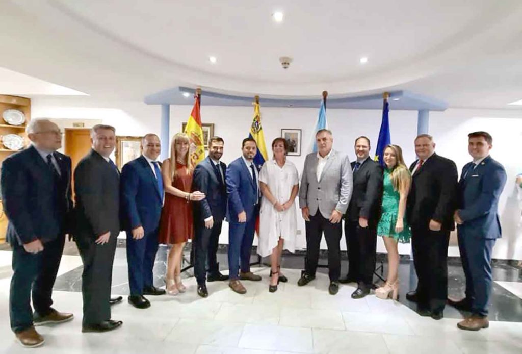Noemí Cendón, centro, junto a sus compañeros de la directiva de la Hermandad Gallega de Venezuela.