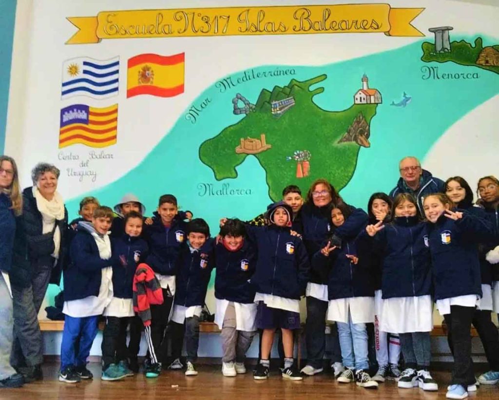 Los alumnos de la Escuela Islas Baleares con las camperas donadas por el Centro Balear de Montevideo.