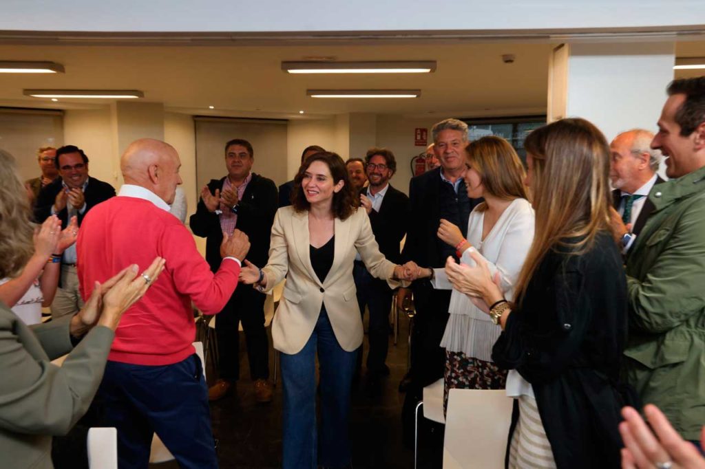 Isabel Díaz Ayuso recibe las felicitaciones por su resultado en la sede del PP.