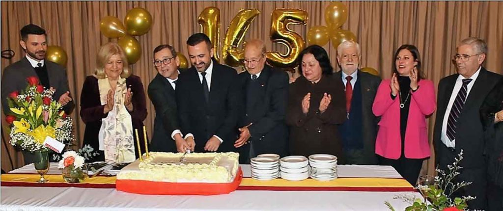 Antonio Araújo y el embajador Santiago Jiménez cortando la tarta del 145 cumpleaños del Club Español de Montevideo.