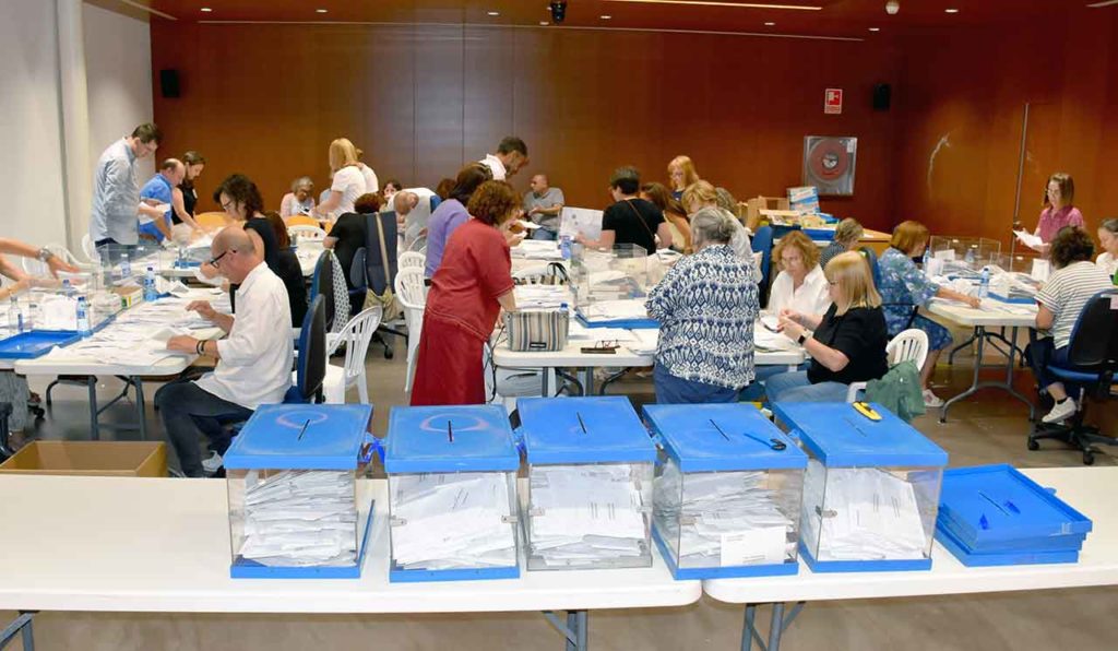 Escrutinio del voto de los ciudadanos residentes en el exterior en la Junta Electoral de A Coruña el pasado 28 de julio.