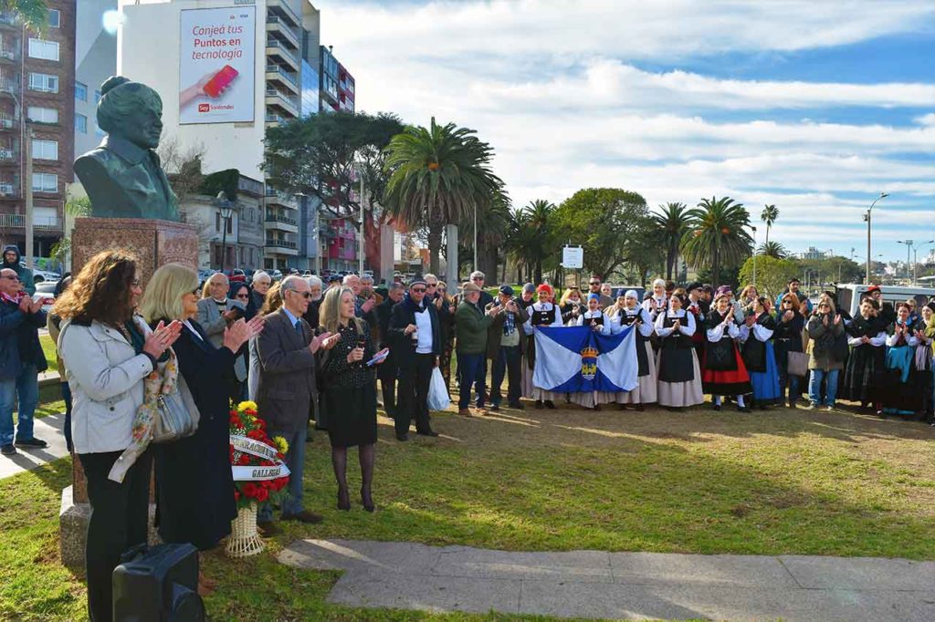 Más de 200 personas acudieron a la ofrenda floral en la plaza de Galicia de la capital uruguaya.