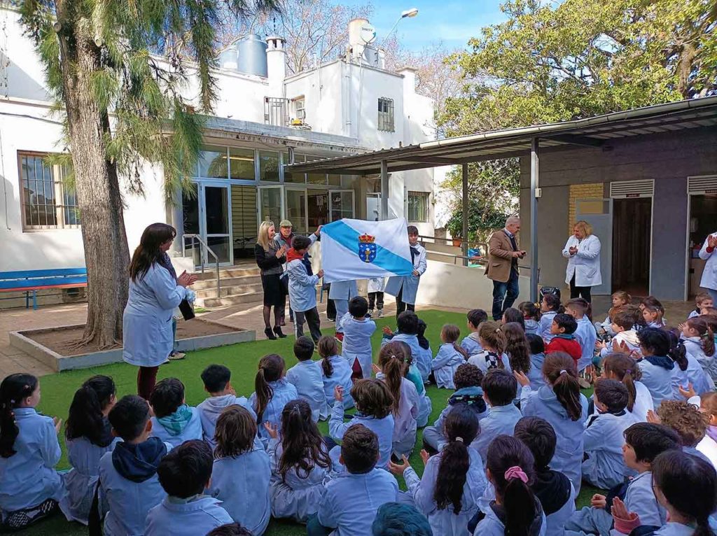 Entrega de la bandera de Galicia a la escuela del mismo nombre de Montevideo.