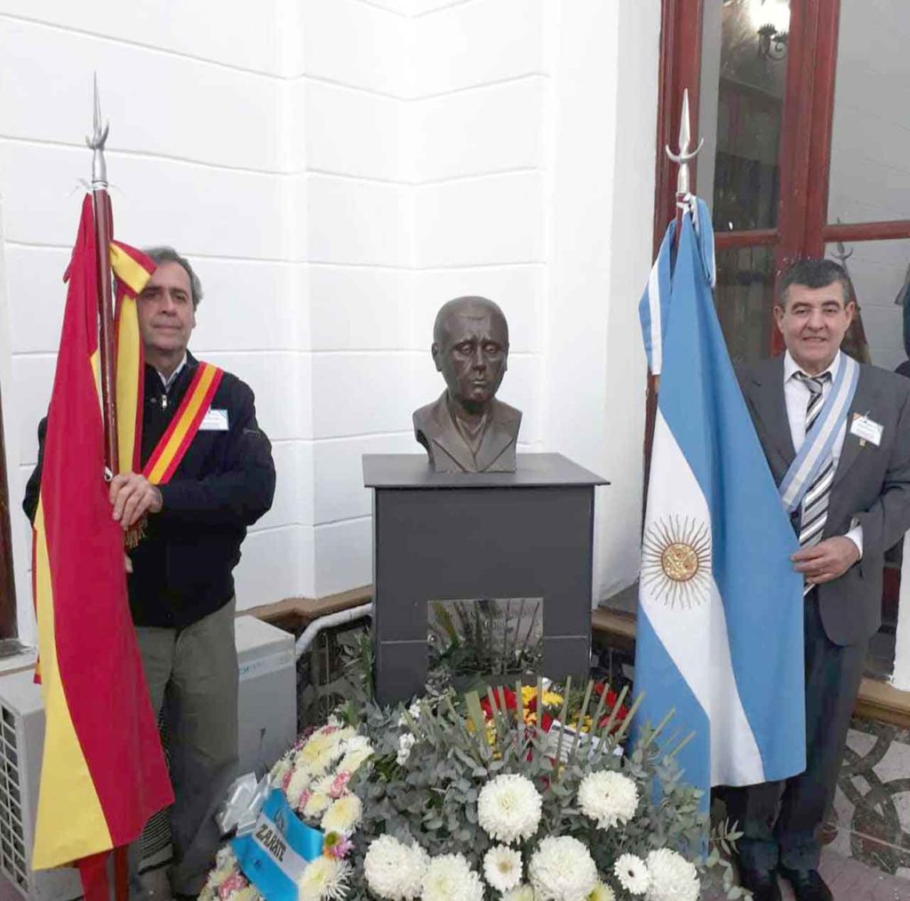 Busto del doctor Favaloro en el hall de la Sociedad Española de Zárate.