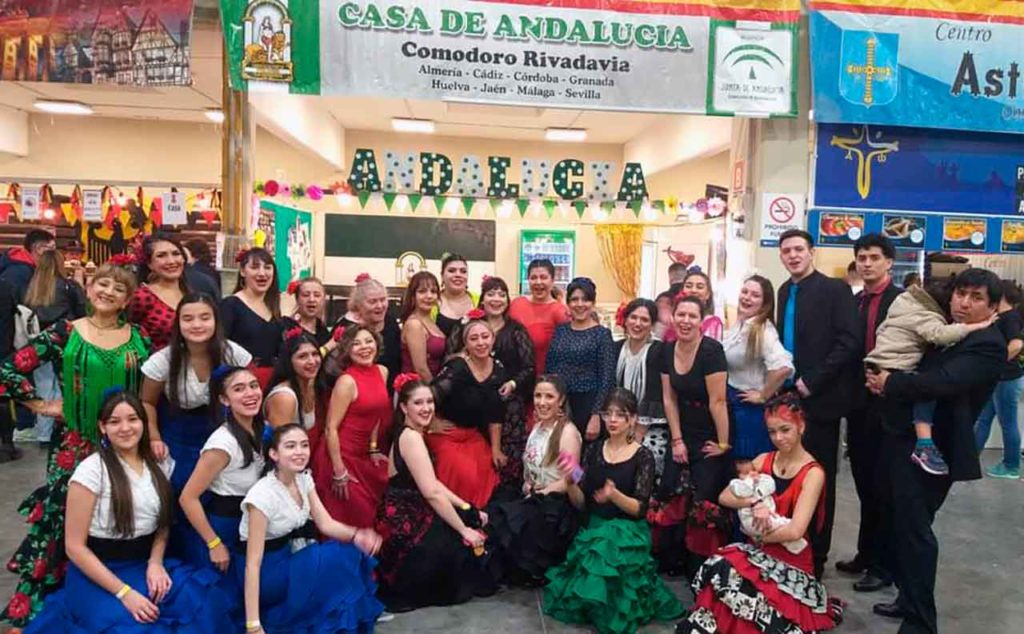 Los miembros de la Casa de Andalucía de Comodoro Rivadavia frente a su stand en la Feria de las Colectividades.