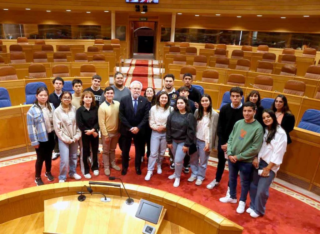 Los alumnos del Instituto Santiago Apóstol de Buenos Aires en el salón de plenos del Parlamento de Galicia con su presidente, Miguel Ángel Santalices.