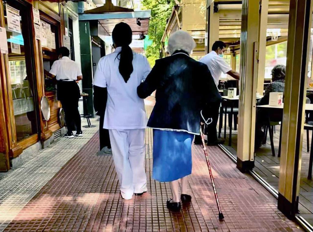 La aplicación ‘Vivess’ facilita la acreditación de la vivencia a los pensionistas españoles en el extranjero.