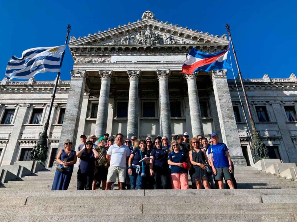 Los peregrinos frente al Palacio Legislativo tras visitar la muestra sobre el Parlamento de Galicia.