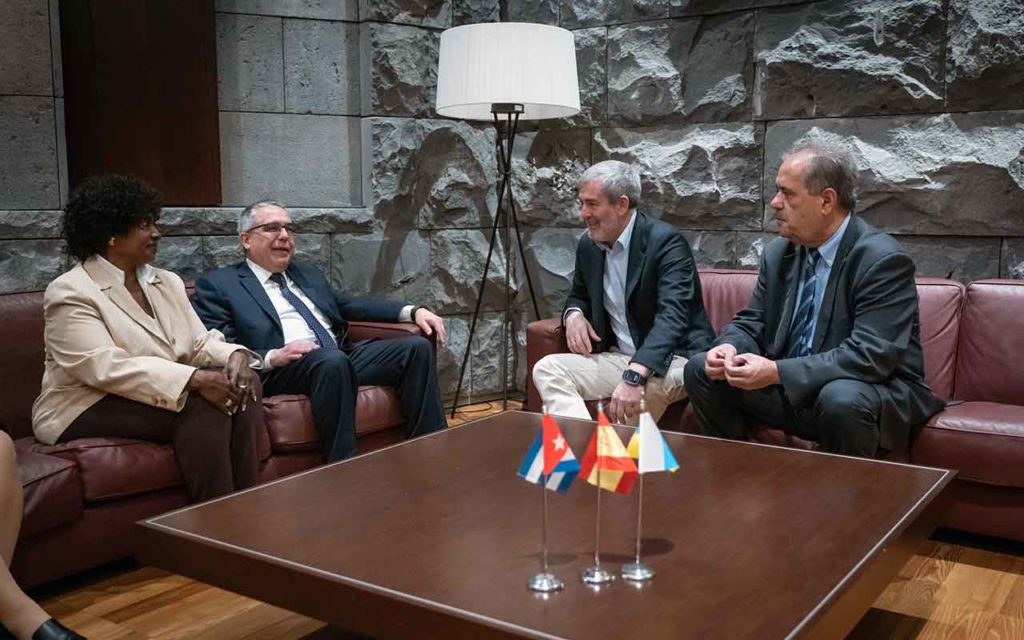 Elsa Agramonte, Marcelino Medina, Fernando Clavijo y José Luis Perestelo en un momento de la reunión.