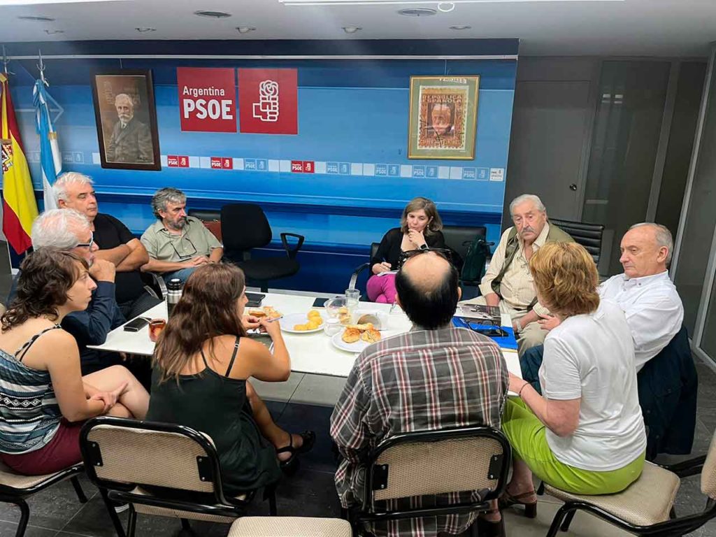 Pilar Cancela con los miembros de la Ejecutiva del PSOE Argentina.