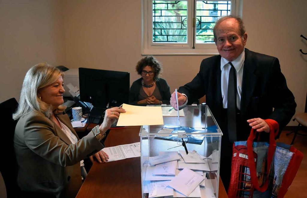 Un votante gallego en el Consulado de España en Montevideo el pasado 10 de febrero.