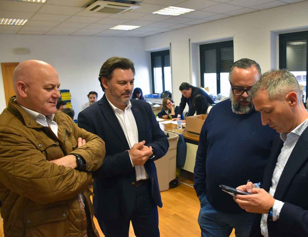 Antonio Rodríguez Miranda con otros representantes del PP que acudieron al escrutinio en Ourense.