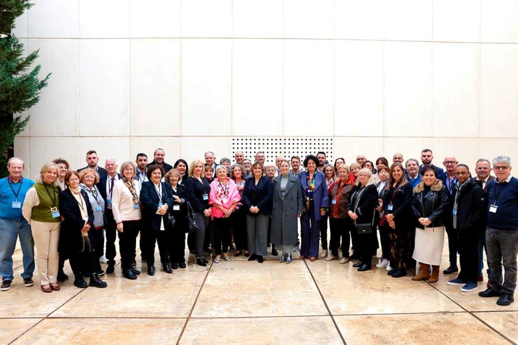 La presidenta Margalida Prohens, en el centro, con los participantes en el 25º Consejo de las Illes Balears en el Exterior.