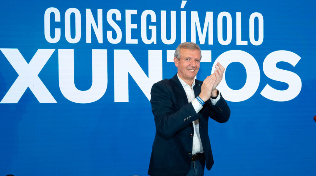 El candidato del PPdeG y ganador de las elecciones gallegas, Alfonso Rueda, en la celebración de los resultados en un hotel de Santiago.