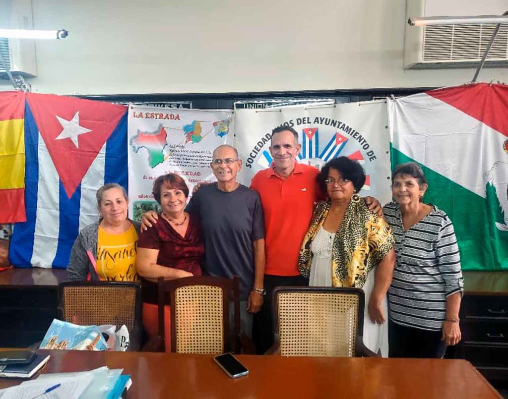 Miembros de la Mesa Social de la Sociedad Hijos del Ayuntamiento de La Estrada de La Habana.