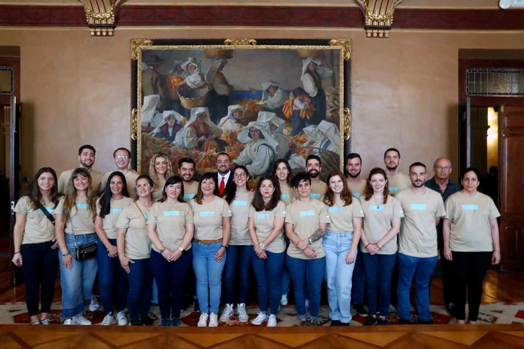 El presidente asturiano Adrián Barbón con los participantes en el tercer curso de la 6ª promoción de la Escuela de Verano de Asturianía que se celebró en verano de 2023.